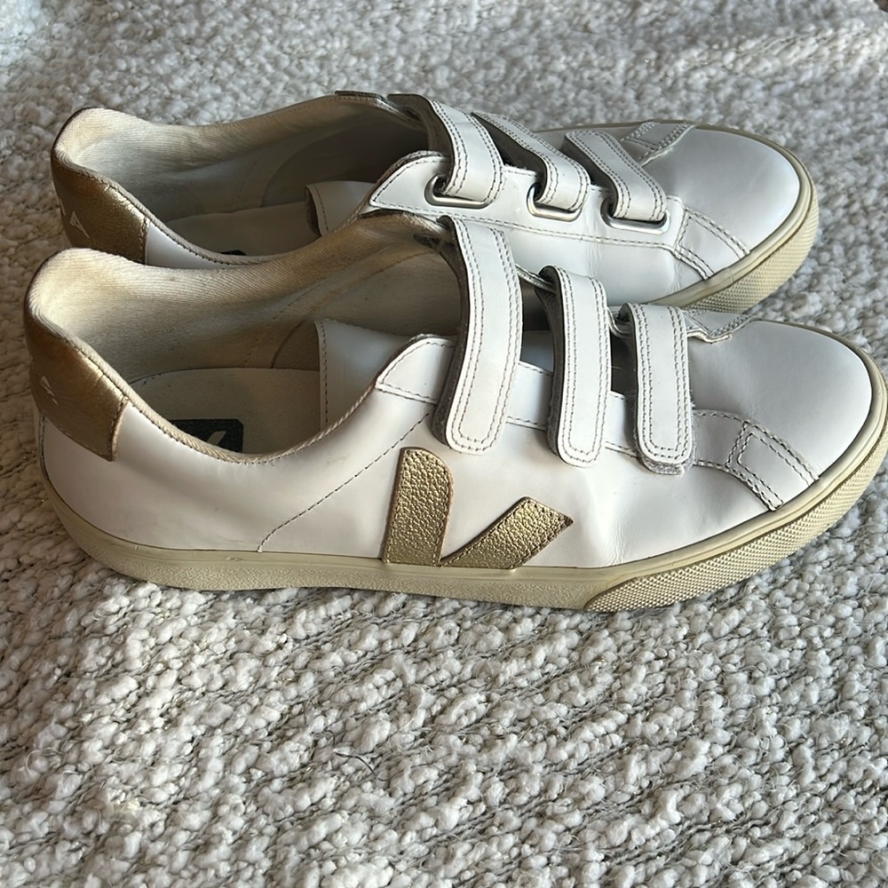 VEJA Recife Logo Sneakers  - Gold V